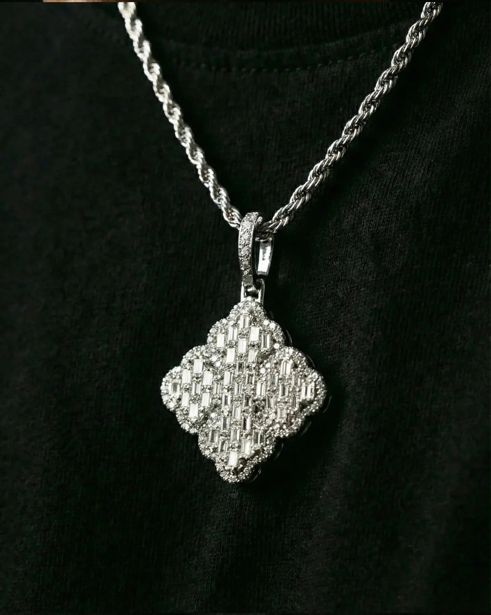 ICED CLOVER PENDANT. - 925 - Image 3