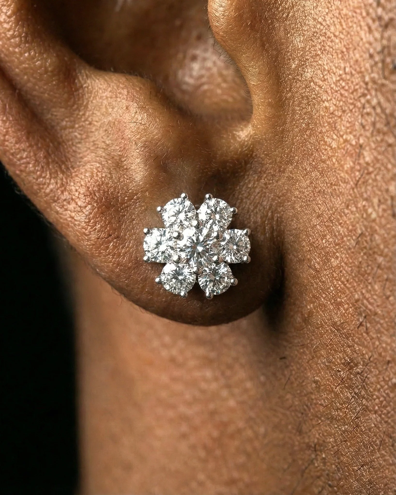 MOISSANITE FLOWER STUDS. - Image 2